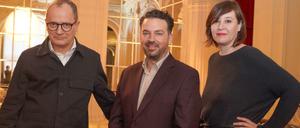 James Gaffigan (Mitte) sowie das designierte Intendanzduo Philip Bröking und Susanne Moser
