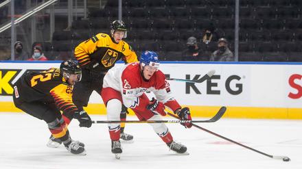 Die U-20-Weltmeisterschaft im Eishockey, bei der auch die Deutschen vertreten sind, legt die Machtstrukturen im Welteishockey offen.