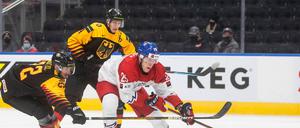Die U-20-Weltmeisterschaft im Eishockey, bei der auch die Deutschen vertreten sind, legt die Machtstrukturen im Welteishockey offen.