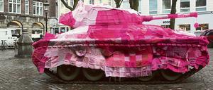 Protest gegen den Irakkrieg (2006). Mit 4000 gestrickten und gehäkelten Läppchen aus aller Welt, gesammelt von der dänischen Künstlerin Marianne Jørgensen.