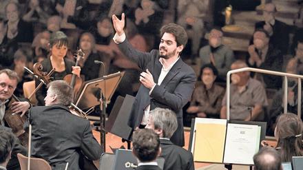 Ein glücklicher Lahav Shani dankt beim Schlussapplaus den Musikerinnen und Musikern. 