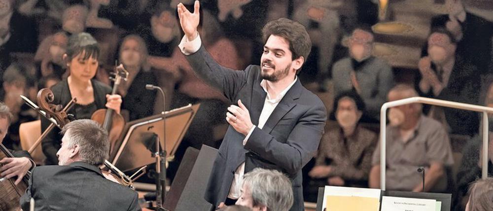 Ein glücklicher Lahav Shani dankt beim Schlussapplaus den Musikerinnen und Musikern. 