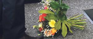 Nimm dies. Blumen für den frisch gewählten Thüringer Ministerpräsidenten.