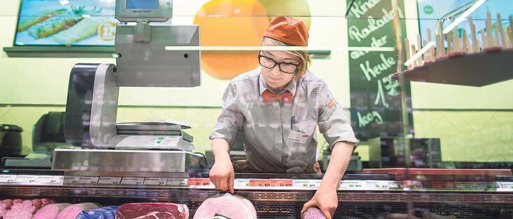 Fleisch oder Gemüse. Greenpeace spricht sich für eine höhere Mehrwertsteuer auf tierische Produkte aus: „Die neue Bundesregierung sollte die Mehrwertsteuer für Fleisch und Milchprodukte an den regulären Satz von 19 Prozent anpassen.“