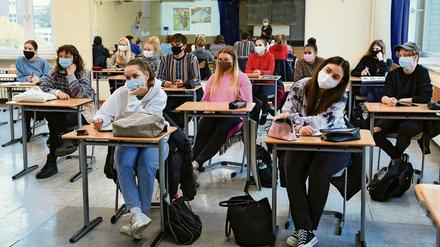 Das Maskentragen ist wegen der hoch ansteckenden Omikron-Variante besonders wichtig.