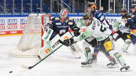 Enge Kiste. Es war viel los vor dem Tor von Eisbären-Torwart Tobias Ancicka.(links).