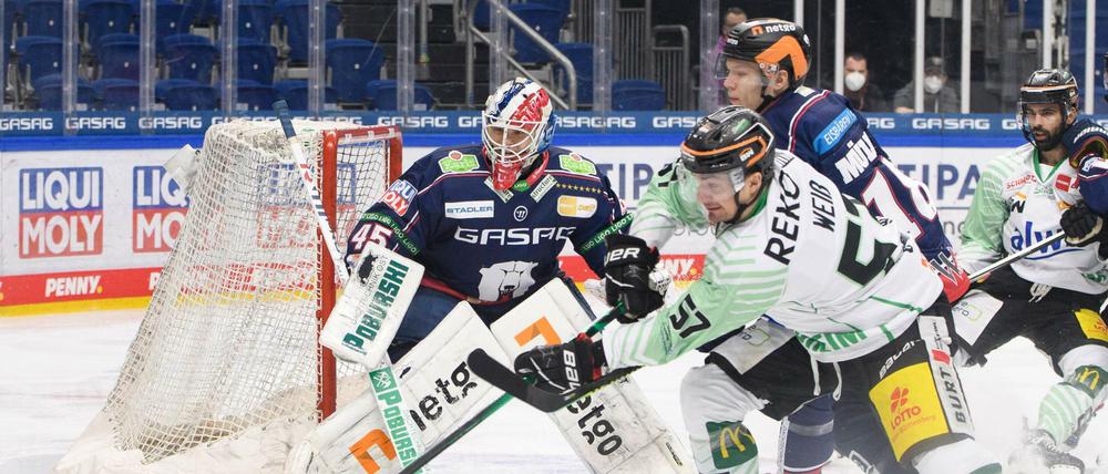 Enge Kiste. Es war viel los vor dem Tor von Eisbären-Torwart Tobias Ancicka.(links).