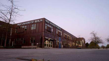 Das FU-Gebäude "Rostlaube" im Abendlicht.