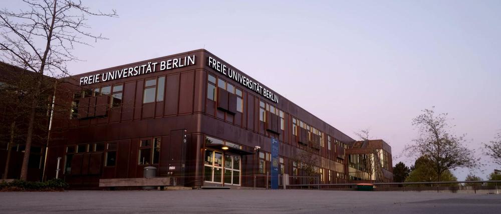 Das FU-Gebäude "Rostlaube" im Abendlicht.
