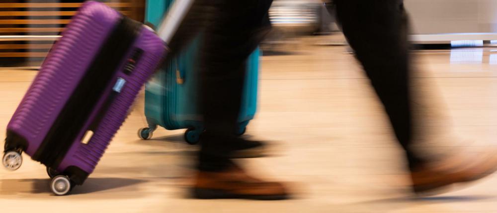 Reisende am Flughafen.