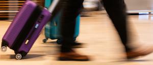 Reisende am Flughafen.