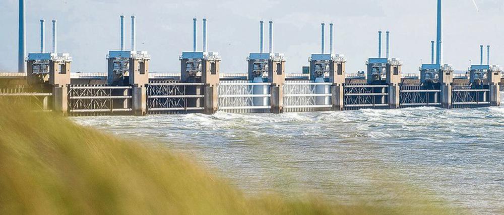 Schutz gegen schwere See. Der Oosterscheldekering ist ein Teil des niederländischen Deltawerkes.