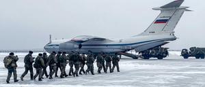 Russische Fallschirmjäger machen sich für den Einsatz in Kasachstan bereit.