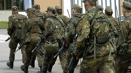 ARCHIV - Soldaten passieren die Kontrollhäuschen der Niederauerbach-Kaserne in Zweibrücken (Archivfoto vom 21.06.2006). Nach dem Bekanntwerden obszöner Rituale in einem Fallschirmjäger-Bataillon im pfälzischen Zweibrücken hat die Bundeswehr die örtliche Staatsanwaltschaft eingeschaltet. Diese prüfe die Einleitung von Strafverfahren gegen einzelne Vorgesetzte, teilte die Division Spezielle Operationen am Samstag (25.06.2006) mit und bestätigte damit einen Bericht des Nachrichtenmagazins «Der Spiegel». Foto: Becker & Bredel dpa/lrs +++ dpa-Bildfunk +++