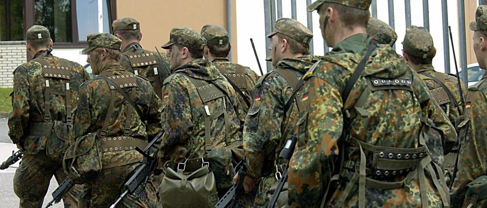 ARCHIV - Soldaten passieren die KontrollhÃ¤uschen der Niederauerbach-Kaserne in ZweibrÃ¼cken (Archivfoto vom 21.06.2006). Nach dem Bekanntwerden obszÃ¶ner Rituale in einem FallschirmjÃ¤ger-Bataillon im pfÃ¤lzischen ZweibrÃ¼cken hat die Bundeswehr die Ã¶rtliche Staatsanwaltschaft eingeschaltet. Diese prÃ¼fe die Einleitung von Strafverfahren gegen einzelne Vorgesetzte, teilte die Division Spezielle Operationen am Samstag (25.06.2006) mit und bestÃ¤tigte damit einen Bericht des Nachrichtenmagazins Â«Der SpiegelÂ». Foto: Becker &amp; Bredel dpa/lrs +++ dpa-Bildfunk +++