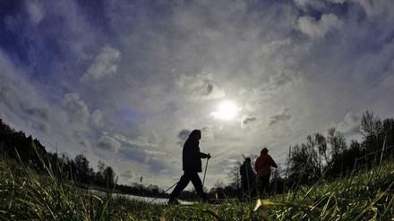 Besucher des Britzer Garten in Berlin genießen das Wetter.