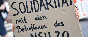 Eine Demonstrantin bekundet auf einer Demonstration in Wiesbaden ihre Solidarität mit den Empfängern der rechtsextremen Drohschreiben.
