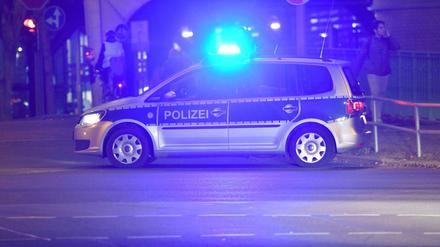 Die Polizei wird nach Angaben einer Sprecherin mit rund 1.600 Beamten zusätzlich im Dienst sein. 