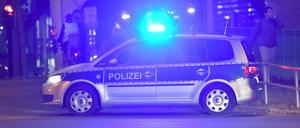 Die Polizei wird nach Angaben einer Sprecherin mit rund 1.600 Beamten zusätzlich im Dienst sein. 