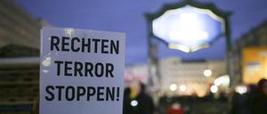 Eine Demonstration gegen Rechtsextremismus am Neuköllner Hermannplatz. 