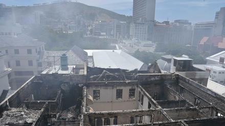 Das von der Stadt Kapstadt veröffentlichte Foto zeigt das eingestürzte Dach des Parlamentsgebäudes von Kapstadt, das durch ein Feuer zerstört worden ist.