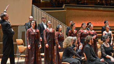 Der Rias Kammerchor und die Akademie für Alte Musik in der Philharmonie, links Chorleiter Justin Doyle.