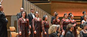 Der Rias Kammerchor und die Akademie für Alte Musik in der Philharmonie, links Chorleiter Justin Doyle.