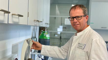 Carsten Watzl, Generalsekretär der Deutschen Gesellschaft für Immunologie (DGfI), steht in einem Labor.