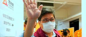 Chris Yeung, Gründer und Chefredakteur von Citizen News, winkt Journalisten zu nach einer Pressekonferenz vor seinem Büro in Hongkong.