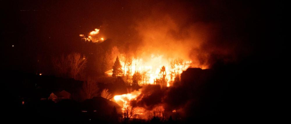 Häuser in Superior, ein Ort im US-Bundestaat Colorado, stehen in Flammen.