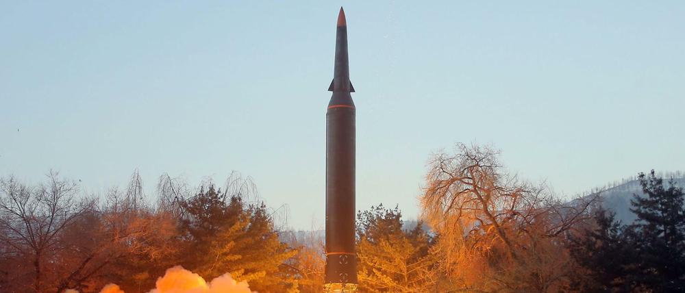 Die selbst erklärte Atommacht Nordkorea will mit einer Hyperschallrakete ein Ziel in 700 Kilometer Entfernung getroffen haben.