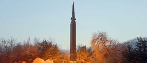 Die selbst erklärte Atommacht Nordkorea will mit einer Hyperschallrakete ein Ziel in 700 Kilometer Entfernung getroffen haben.