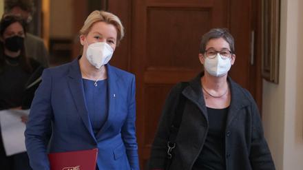 Franziska Giffey (l, SPD), Regierende Bürgermeisterin, und Gesundheitssenatorin Ulrike Gote (Bündnis90/Die Grünen) nach der Sitzung des Berliner Senats.