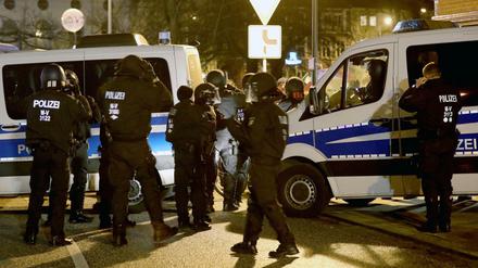 Müssen sich seit Neuestem auch mit Corona-Schwurblern auseinandersetzen: Polizisten.