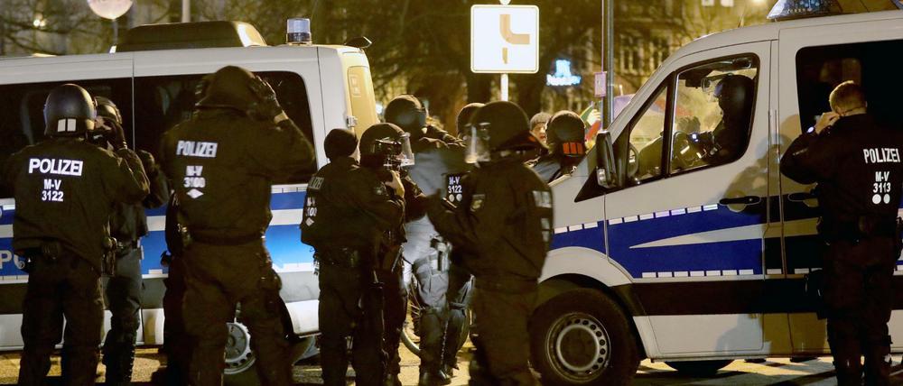 Müssen sich seit Neuestem auch mit Corona-Schwurblern auseinandersetzen: Polizisten.