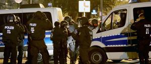 Müssen sich seit Neuestem auch mit Corona-Schwurblern auseinandersetzen: Polizisten.