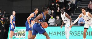 Alba Berlin hat in Hamburg den fünften Pflichtspielsieg in Serie gefeiert.