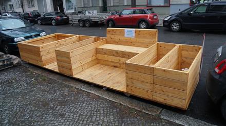 Hölzernes Parklet mit Sitzbank und Hochbeeten in der Fritschestraße in Charlottenburg.