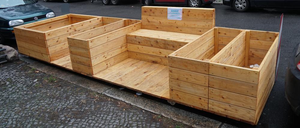 Hölzernes Parklet mit Sitzbank und Hochbeeten in der Fritschestraße in Charlottenburg.