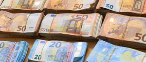 Euro-Banknoten liegen bei einer Pressekonferenz auf einem Tisch.