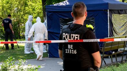 Beamte der Spurensicherung nehmen in einem Faltpavillon Spuren am Tatort im kleinen Tiergarten auf.
