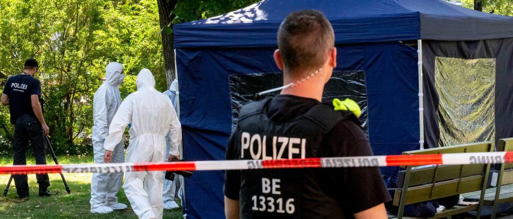 Beamte der Spurensicherung nehmen in einem Faltpavillon Spuren am Tatort im kleinen Tiergarten auf.