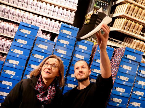 Auch mit Würmchenmuster: Die damalige BVG-Chefin Sigrid Nikutta und Till Jagla von Adidas stellten im Januar 2018 einen BVG-Sneaker mit eingebauter BVG-Jahreskarte vor.