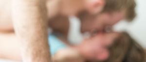 Wer besonders umweltfreundlich Sex haben möchte, kann auf viele Dinge achten.