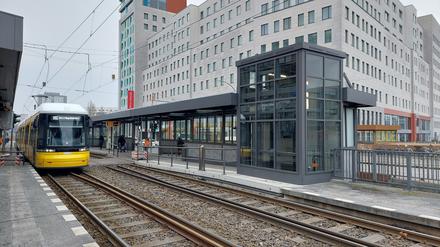 Der erste Aufzug zur Straßenbahn, ab sofort in der Landsberger Allee.
