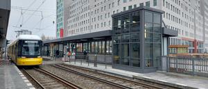 Der erste Aufzug zur Straßenbahn, ab sofort in der Landsberger Allee.