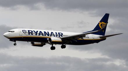 Eine Passagiermaschine von Ryanair setzt zum Landeanflug an.