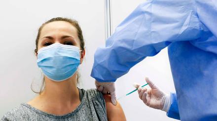 Eine Frau wird gegen das Coronavirus geimpft.