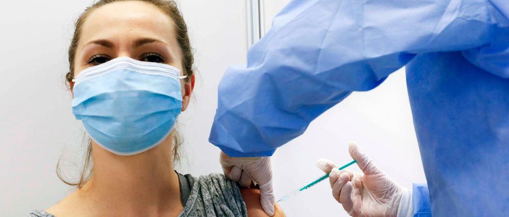 Eine Frau wird gegen das Coronavirus geimpft.