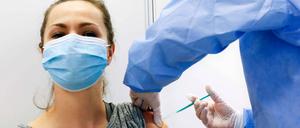 Eine Frau wird gegen das Coronavirus geimpft.